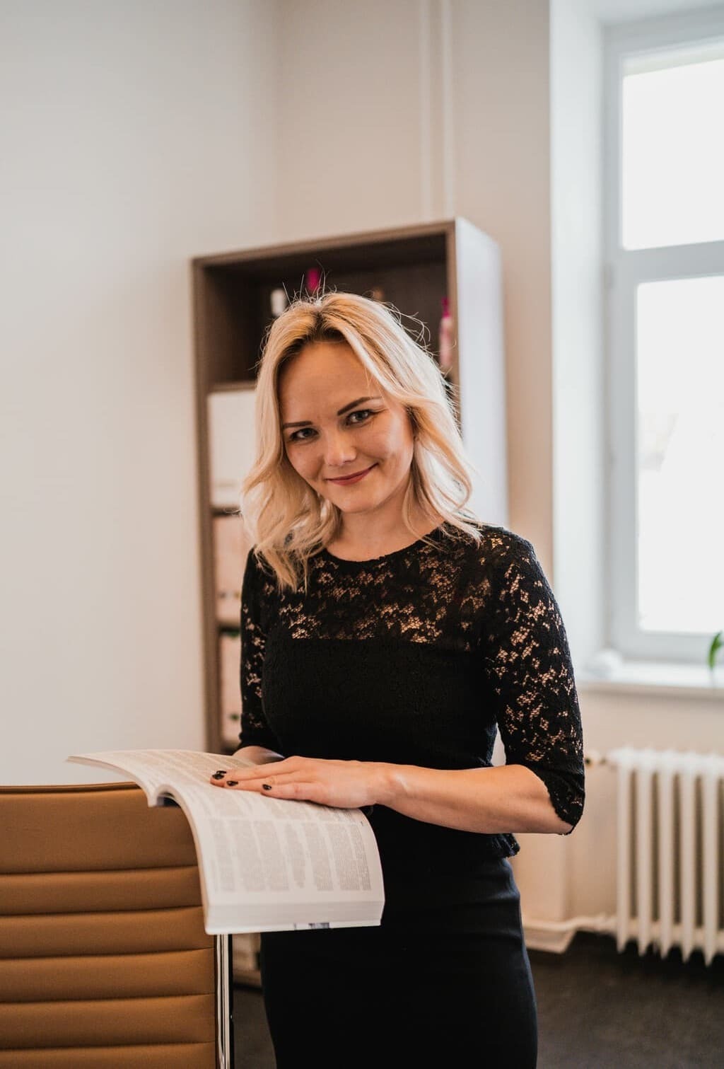 Advokátka Lucie Štindlová ve své advokátní kanceláři